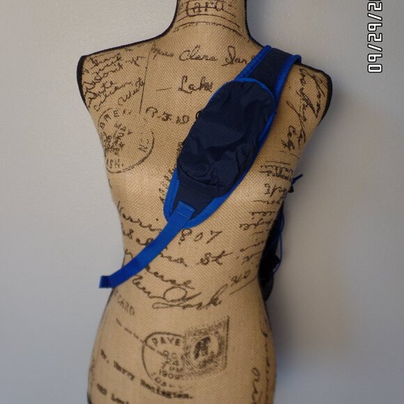 Eddie Bauer Sling Pack Excellent Unused Condition Phone Holder Several Pockets - Picture 11 of 15